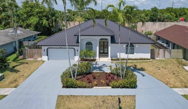 Modern Beach House w/Heated Pool + Grill –5 Mins to Delray Beach & Atlantic Ave