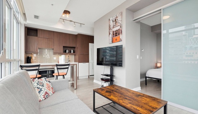 Modern Central 2-BR Condo in DT Toronto