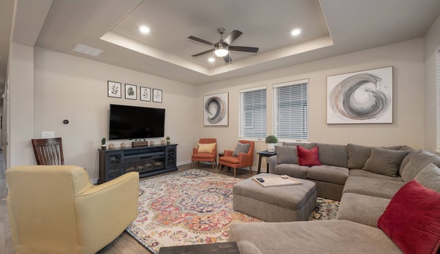 Modern, cheerful home near Winter Park/Granby. Private Hot Tub, mountain views!