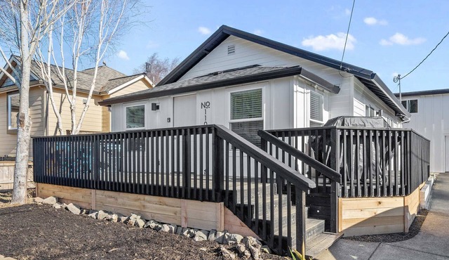Modern craftsman home close to all Garibaldi has to offer. Dog Friendly!