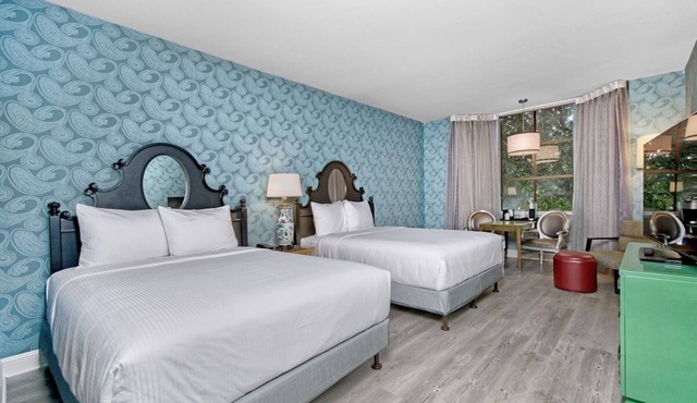 Modern Room with Pool Access, Fireplace & Free Breakfast in San Francisco
