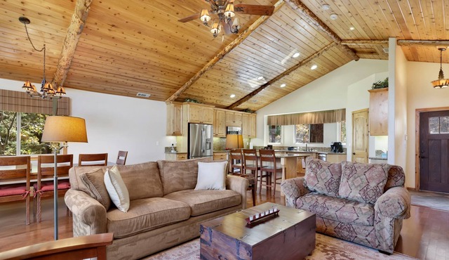 Moonridge Manor- Modern Central Retreat- Pool Table