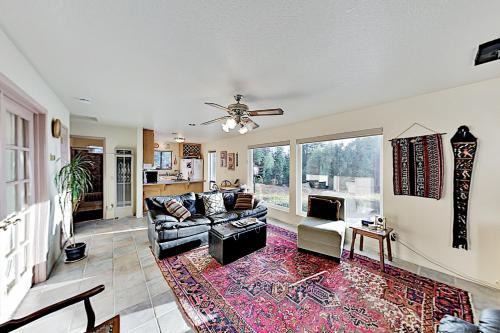 Mtn-View Retreat w/Hot Tub + Deck in Sebastopol