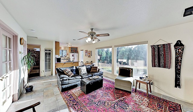 Mtn-View Retreat w/Hot Tub + Deck in Sebastopol