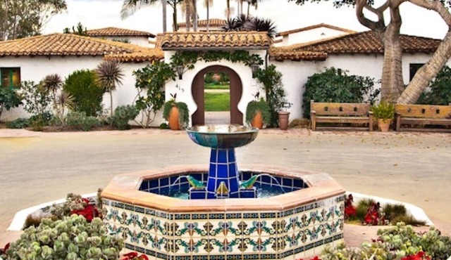 Near Coastal Trails, Lake Access & Restaurants | 2 Queen Beds | Free Parking
