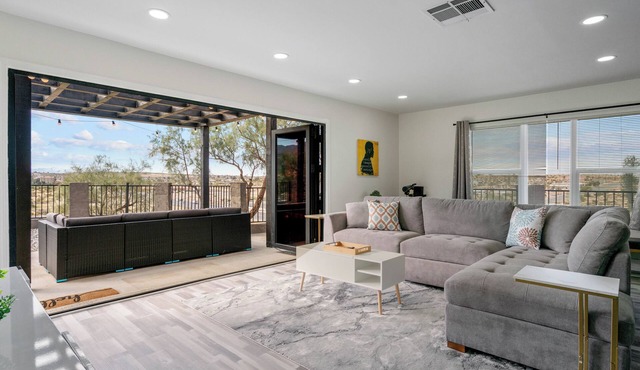 nearby 29Palms Downtown and JT NationalPark entrance, EV Charger, Hot Tub, Grill