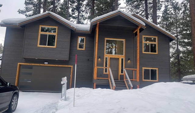New 3-bedroom South Lake Tahoe retreat! 3.2 miles away from Heavenly Ski Resort!