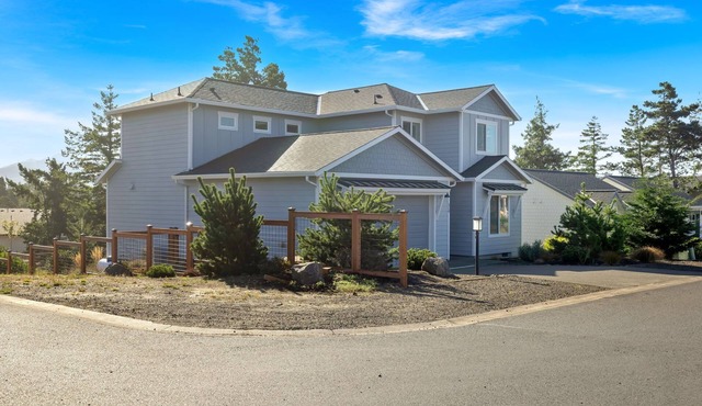 New Construction, Three King Bedrooms, EV Charger, Fenced Yard in Manzanita!