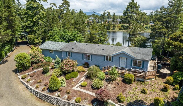 New Listing! Cozy Heceta Beach Area Lakefront Cottage, Hot Tub, Gas Grill, Game Room. Near Beach