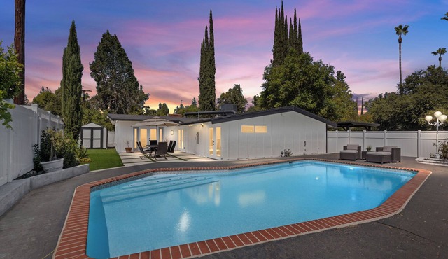 NEW Luxury Modern Family & Pet Friendly 4 Bed + Pool 30+ Night Stay