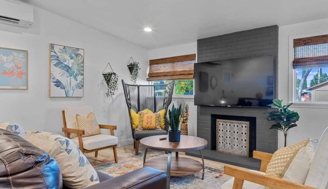 NEW - Modern Boho Vibes - Fun Backyard - Hot Tub - Min to DT