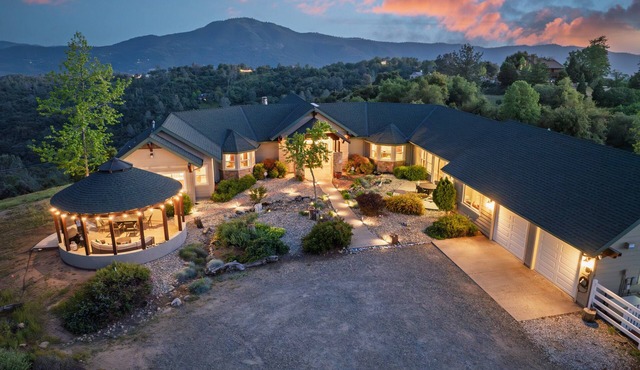 New! Yosemite Cloudline Ridge with HUGE views/spa/game room/more!