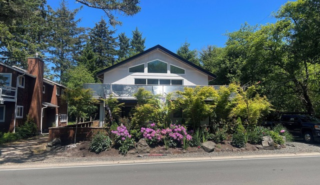 Newly Renovated! Private hot-tub with easy beach access, 5 min walk to town!