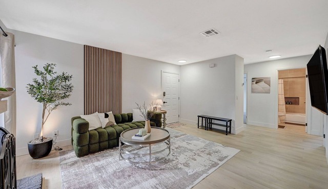 Nordic Grace FULLY Renovated 2 BD 2 BTH condo NEAR LV Strip - Free parking