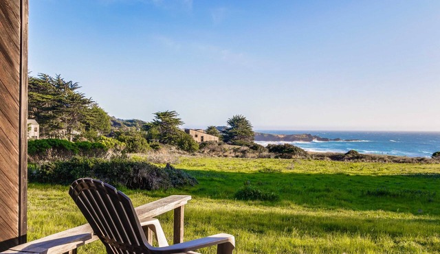 Obie Bowman-designed home with private hot tub near Black Point
