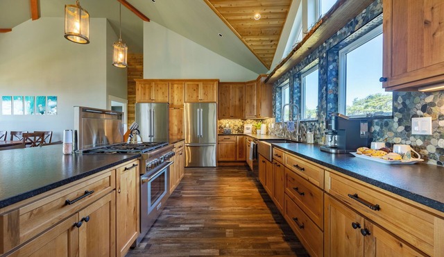 Ocean Front 6-bedroom house in tranquil Seal Rock with WiFi. Relax and unwind