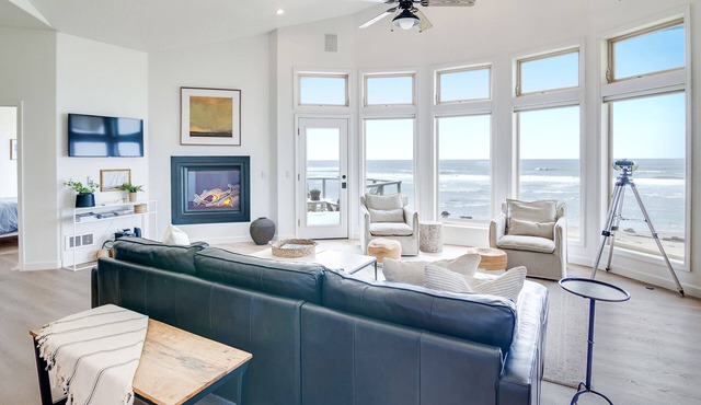 Ocean Front, Commanding Views, Sandy Beach, Seal Rock!