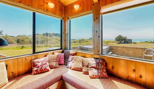 Ocean-view home with hot tub on the golf course, dogs welcome