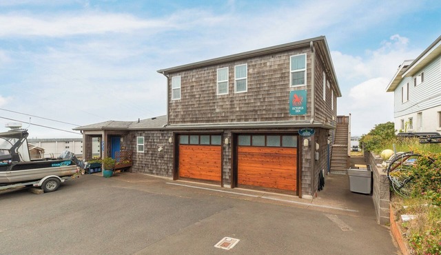 Ocean-View, Upper-Level Guest House Near Nye Beach with a Hot Tub