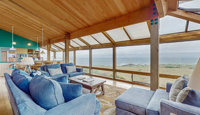 Oceanfront estate with private hot tub & courtyard, dogs welcome