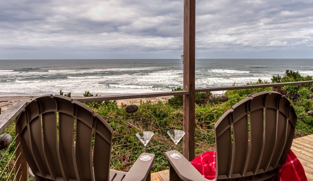 Oceanfront Home, Deck, High Windows with Amazing Views, Beach Access Nearby
