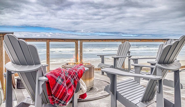Oceanfront Luxury: Hot Tub, 98" Theater, Game Room & Direct Beach Access