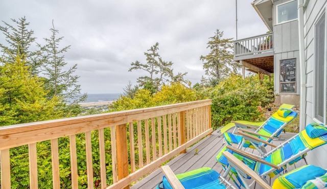 On the majestic Pacific, Whales Wonder offers ocean views, peace and ambiance.