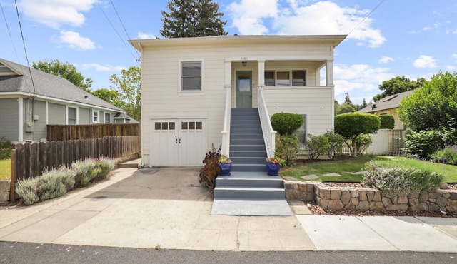 Oxbow top floor duplex with large enclosed yard