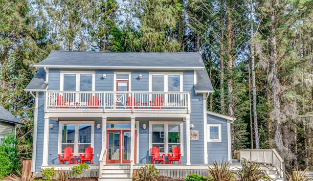 Panoramic Ocean and Forest Views, Hot Tub, Large Deck, BBQ, and Seating, Communal Pool & Playground