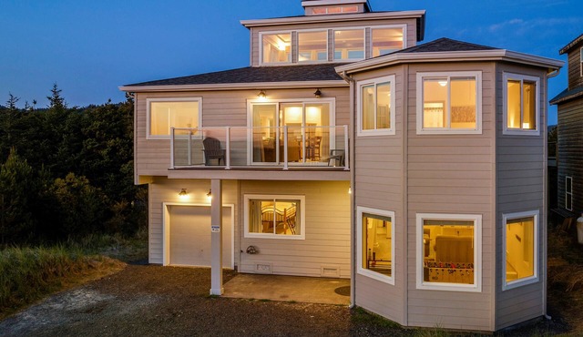 Panoramic Ocean and Mtn Views, Spacious Home with Decks and Beach Access Nearby