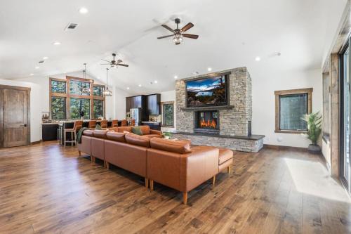 Paradise on Pioneer - New 6 Bedroom w Pool Table