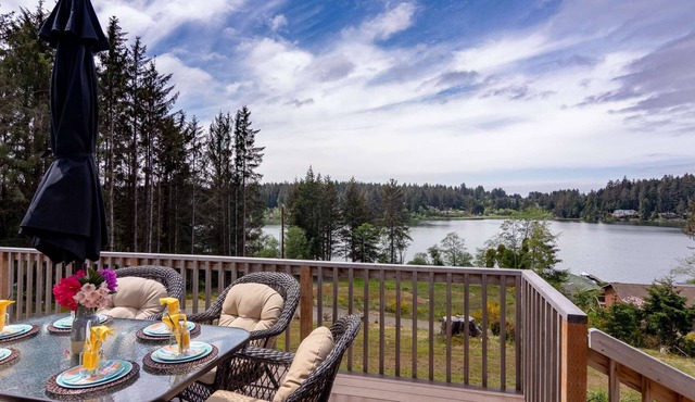 Peaceful Lake Retreat with Stunning Views! Pet Friendly, Walk to Siltcoos Lake, Relaxing Deck w/BBQ