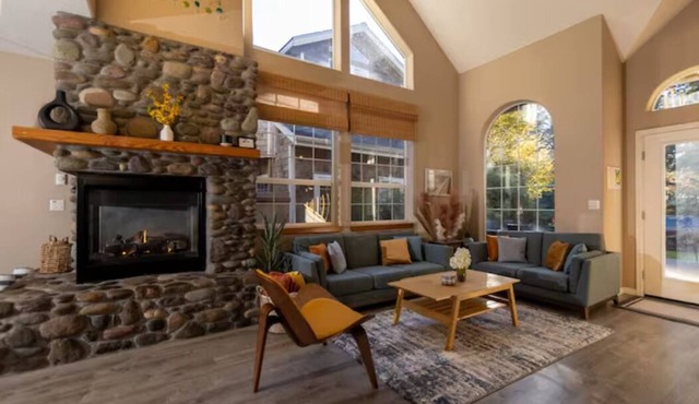 Pelican Haus Sleeps 10, steps from the Ocean! Cozy, Fun, & Close to Everything!