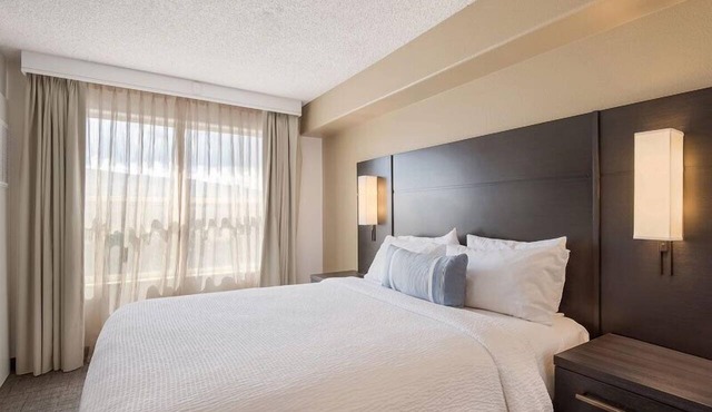 Pet-friendly Property! With Free Breakfast, Onsite Sports Court, Pool!