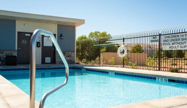 Pet-Friendly Room with Full Kitchen Next to Zion! Pool!