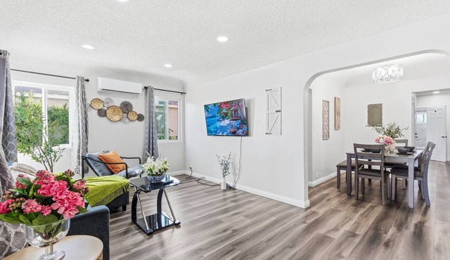 Prime Location: Remodeled 2-Bed/1-Bath with Private Entrance！19