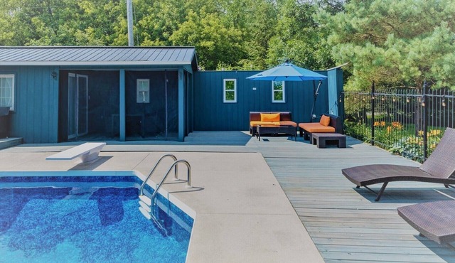 Private House near Sandbanks on acreage with resort like feel