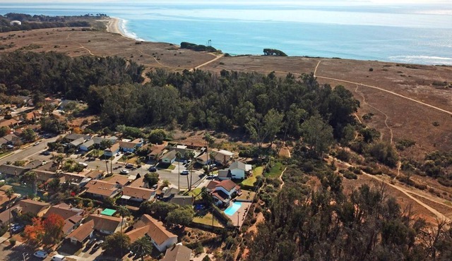 Private studio next to stunning bluffs and beach. Pet friendly.