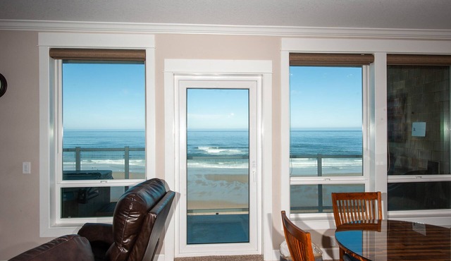 Promo! Oceanfront Condo - Private Hot Tub, WiFi, Smart HDTV and Indoor Pool!