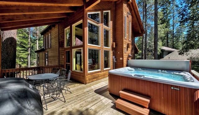 Ramshorn Basecamp: Golf Course, Hot Tub, Bunk Beds, Beautiful Views, Arcade