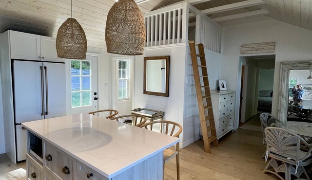 Refurbished cottage on Loughborough Lake w/deck featuring sunset views.
