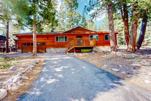 Relaxing house with WiFi gas fireplace & washer&dryer