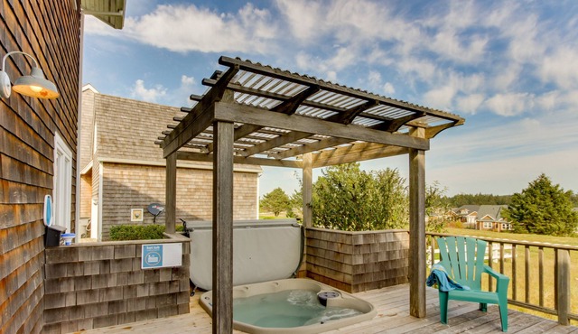 Relaxing seaside home with a hot tub, WiFi, gas grill, & washer/dryer
