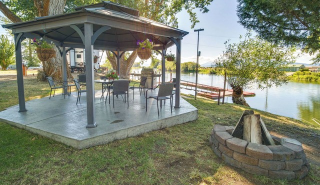 Resort Cabin on the River ~ 21 Mi to Crater Lake!