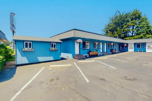 Retro-chic motel near beach with WiFi - walk to downtown shops & eateries