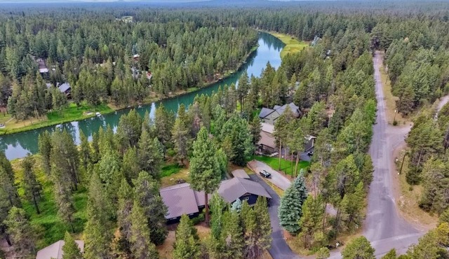 Riverfront home sleeps 14 with Dock and Game Room.