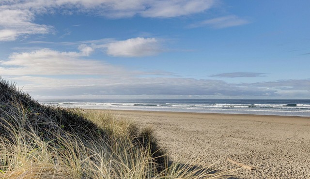 Rockaway Beach Apt w/Ocean Views: Steps to Shore