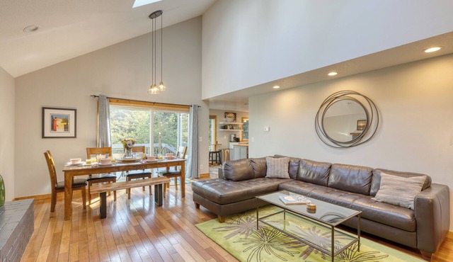 Royal Canoe by AvantStay | Walk to the Shore + Cozy Fireplace