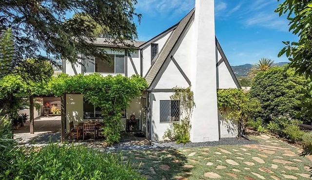 Rural garden setting, private, yet close to shopping, dining, beaches