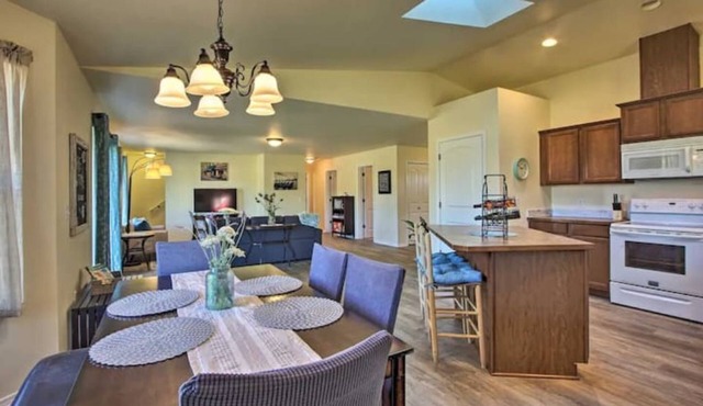 Rustic‑Chic 4 BR Farmhouse 22 Acres Near Wineries, Eugene & Crater Lake
